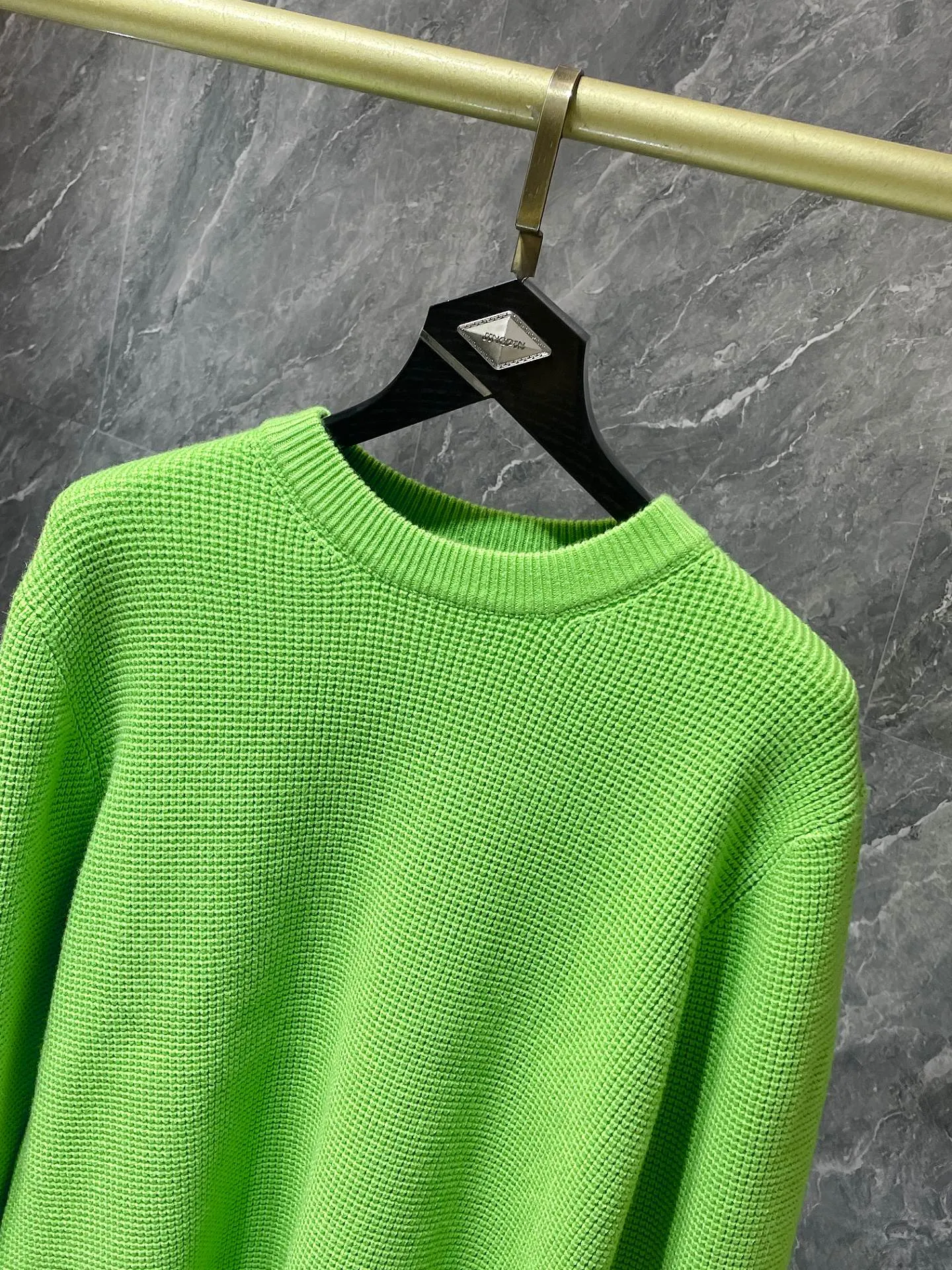 P236 Chrome Hearts 🍁Autumn and winter sweater series🍁 Customized version of hardware logo on the back➕leather cuffs Selected high-quality 100% pure cotton high-weight knitted fabric Special weaving technology Non-common version on the market Recommended colors: black avocado green